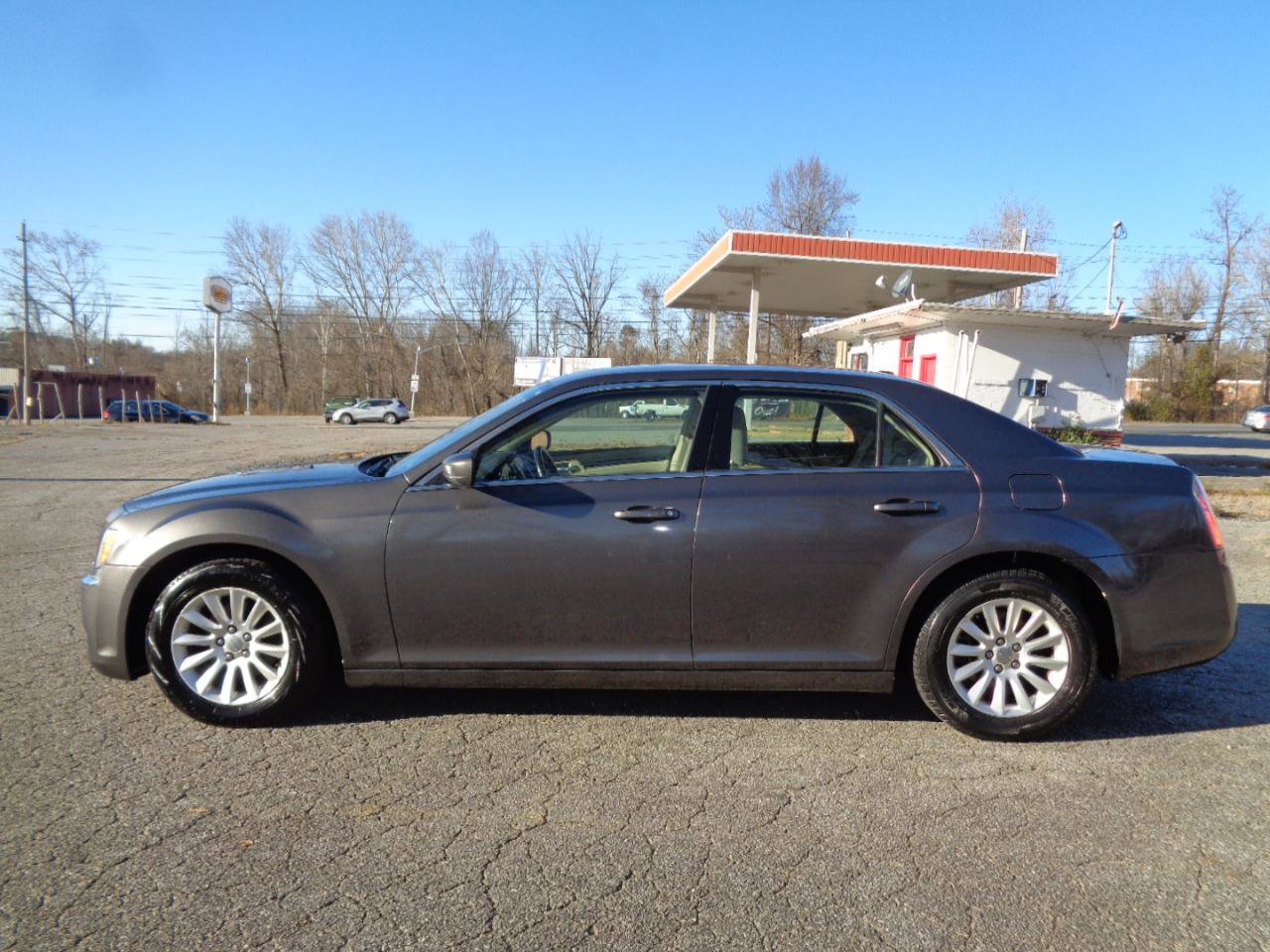 Used 2013 Chrysler 300 RWD image 8