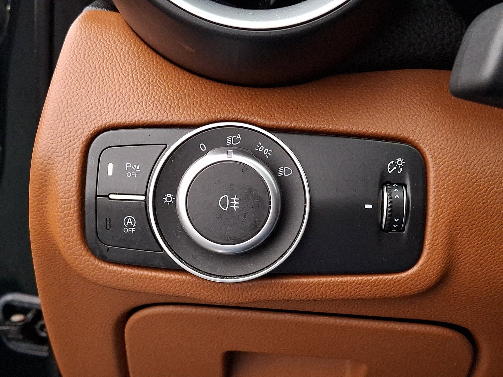 Used 2020 Alfa Romeo Giulia Ti w/ Active Blind Spot Package image 27