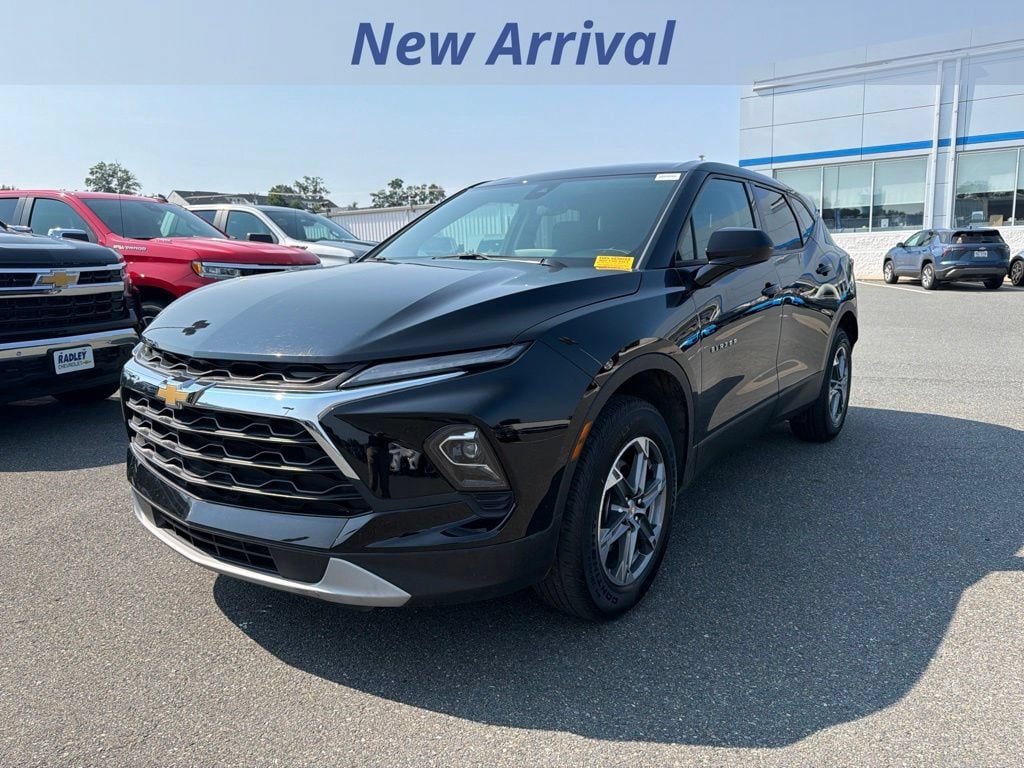 Used 2025 Chevrolet Blazer LT FWD image 1