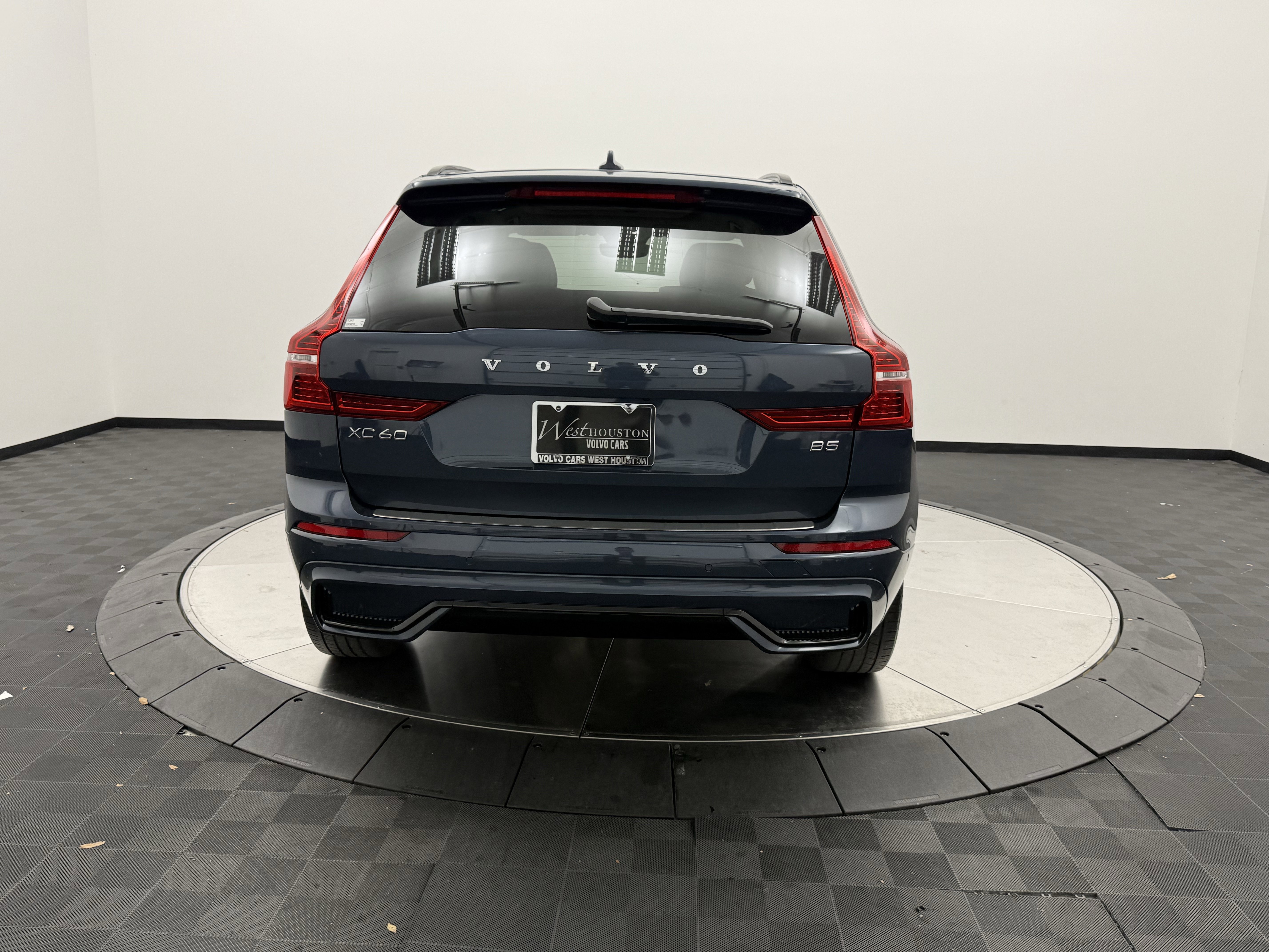 Certified 2023 Volvo XC60 B5 Plus w/ Protection Package Premier FWD image 6