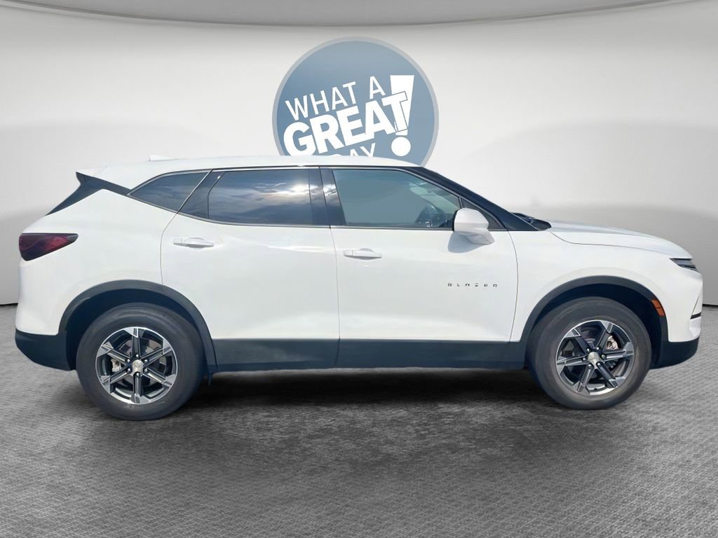 Used 2025 Chevrolet Blazer LT image 2
