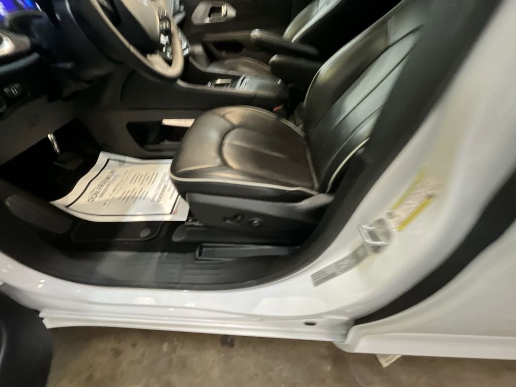 Used 2025 Chrysler Pacifica Limited FWD image 12