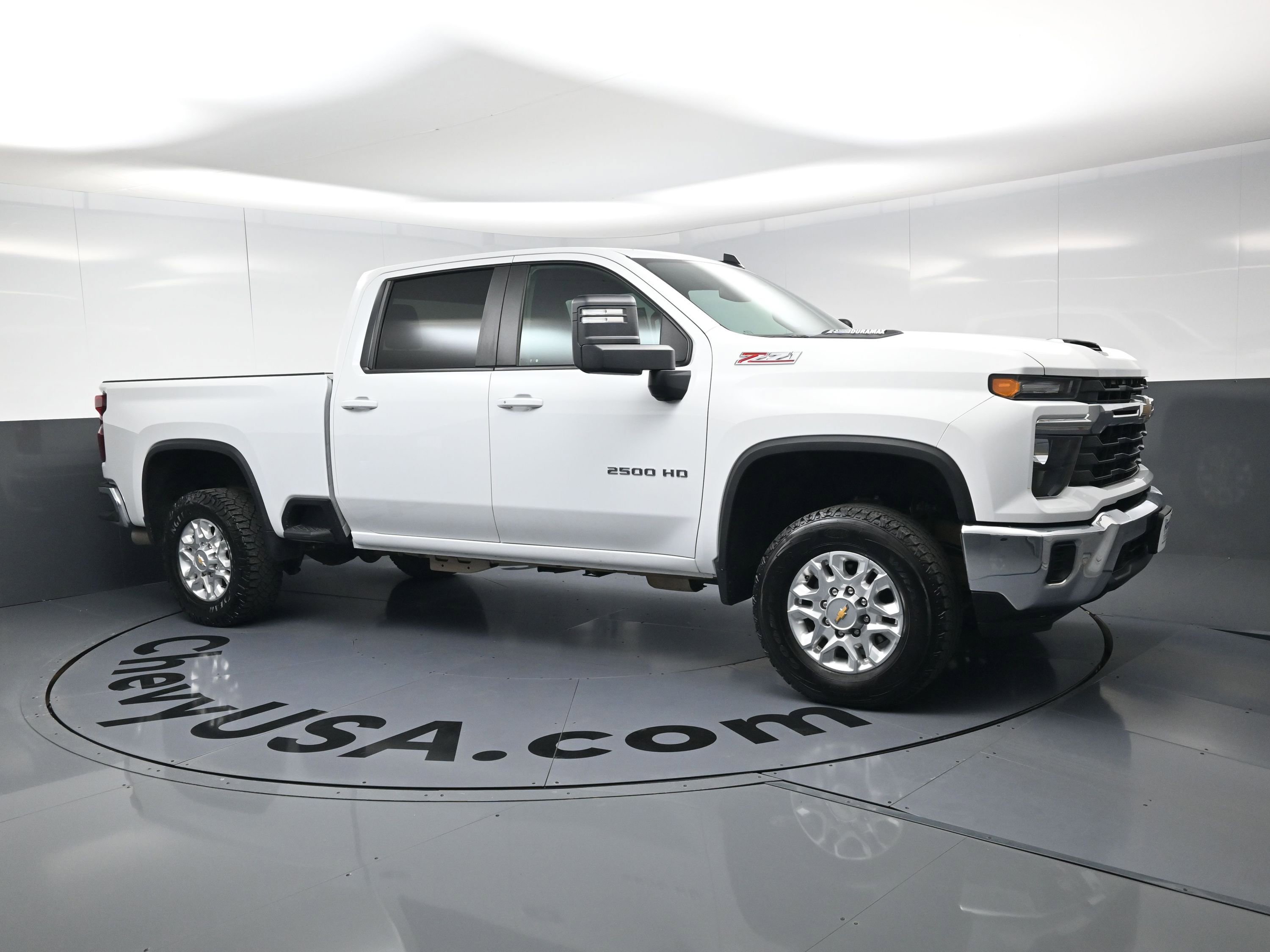 Used 2024 Chevrolet Silverado 2500 LT image 2