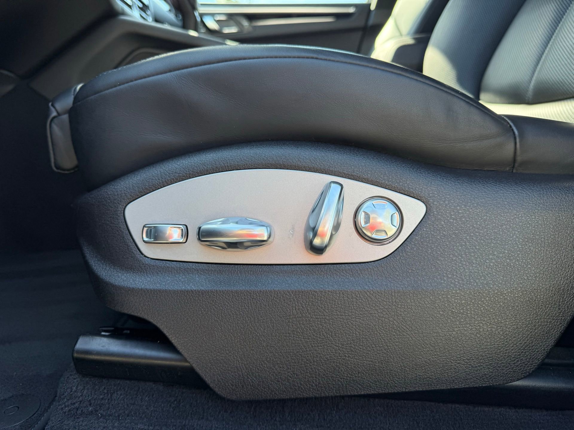 Used 2024 Porsche Macan image 28