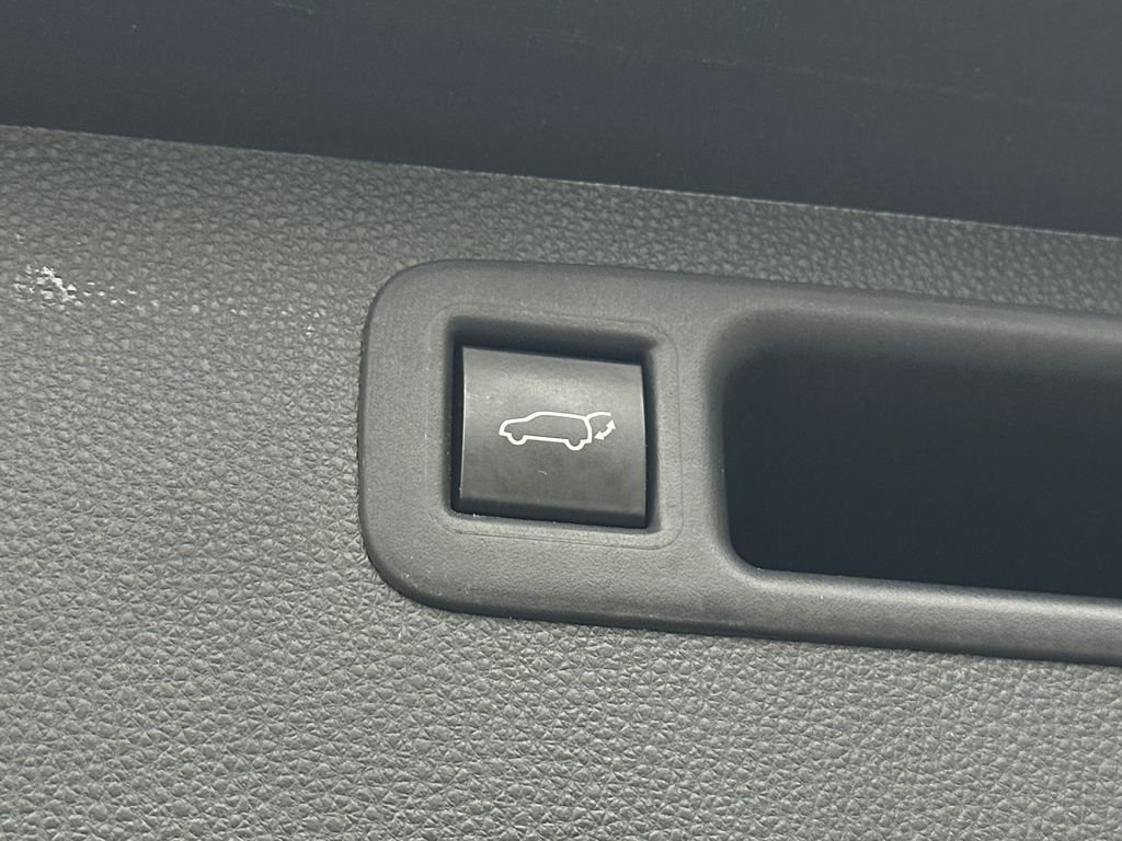 Used 2022 Toyota Highlander XLE AWD/4WD image 7