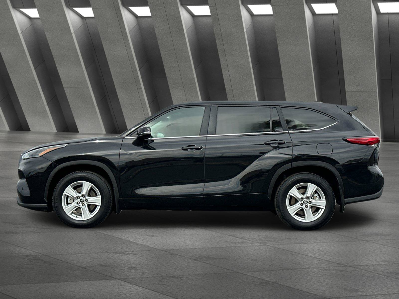 Used 2023 Toyota Highlander LE AWD/4WD image 7