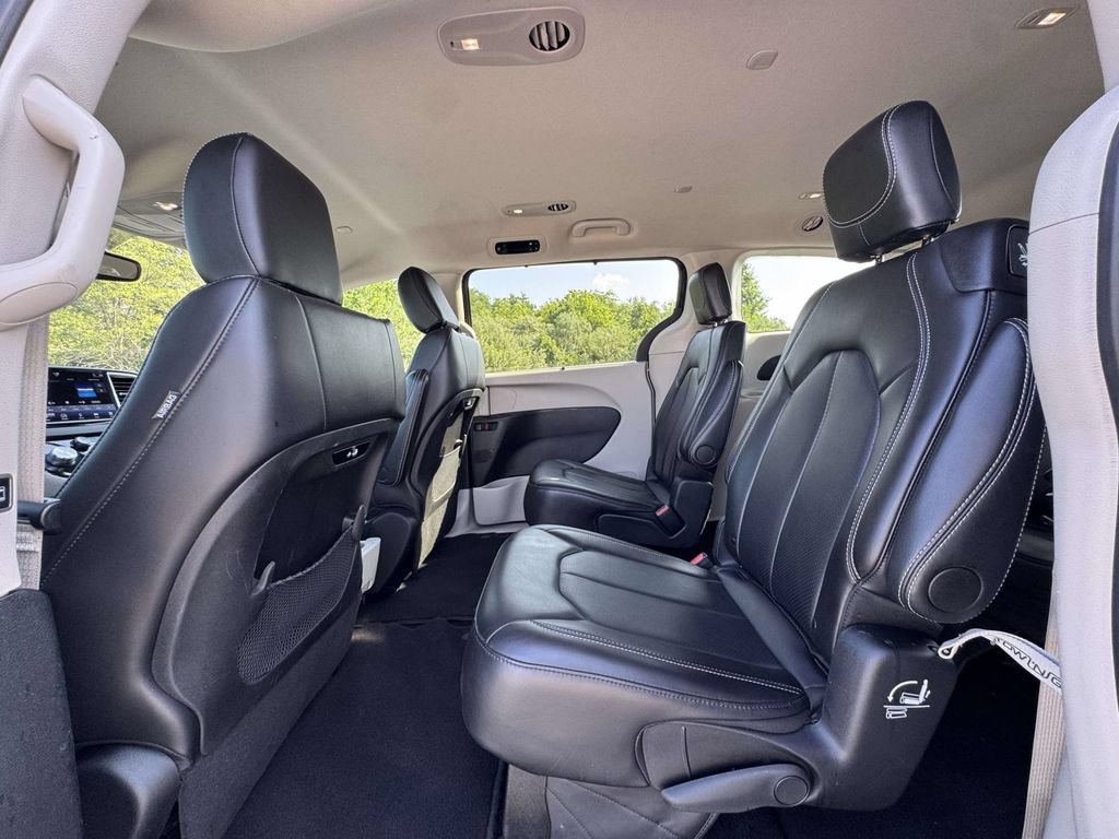 Used 2024 Chrysler Pacifica Touring-L FWD image 14