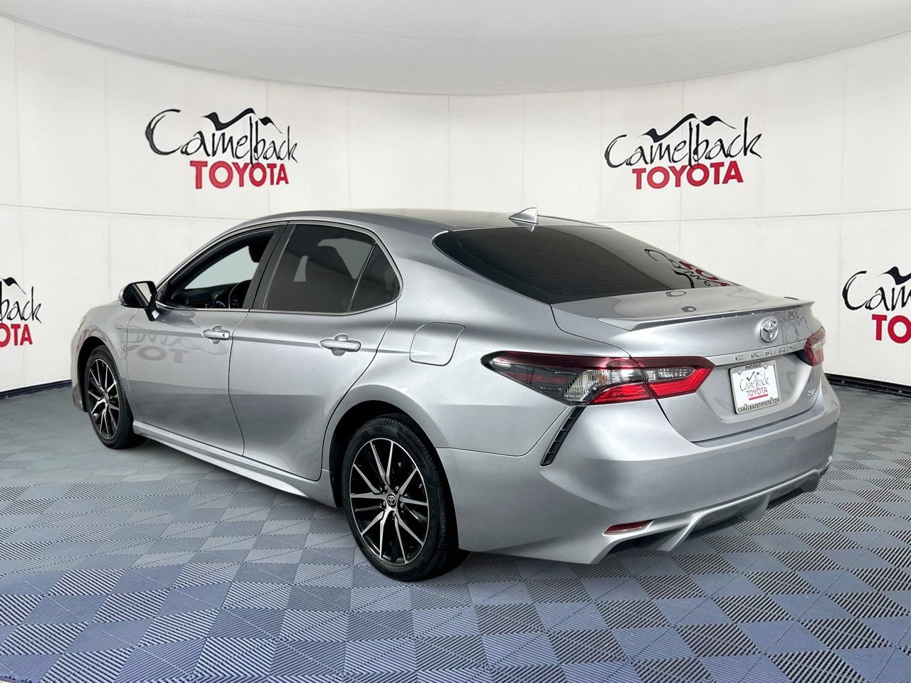 Used 2024 Toyota Camry SE FWD image 6