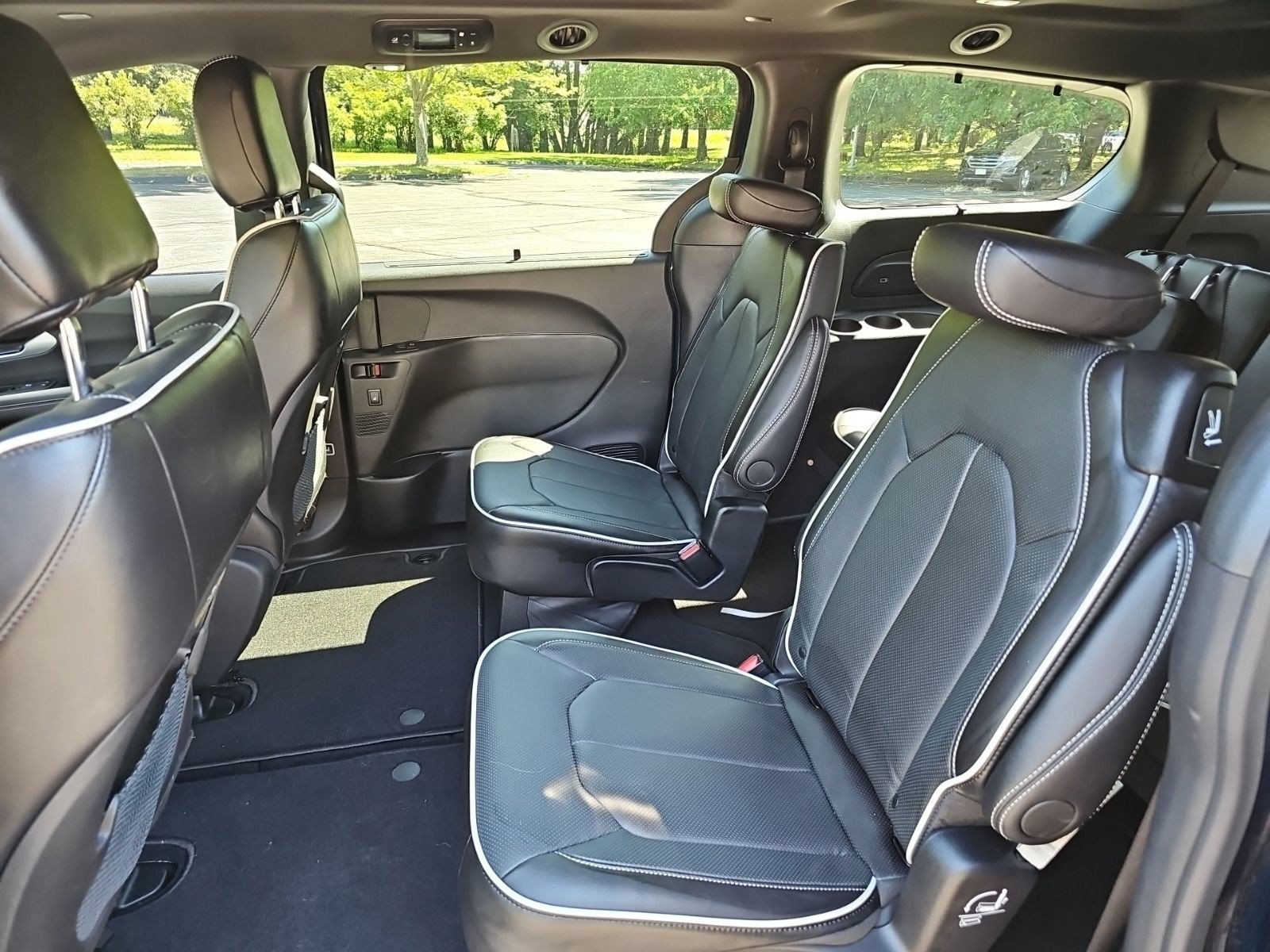 Used 2025 Chrysler Pacifica Limited FWD image 17