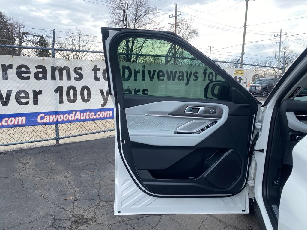 Used 2025 Ford Explorer Platinum w/ LUX Leather Package image 14