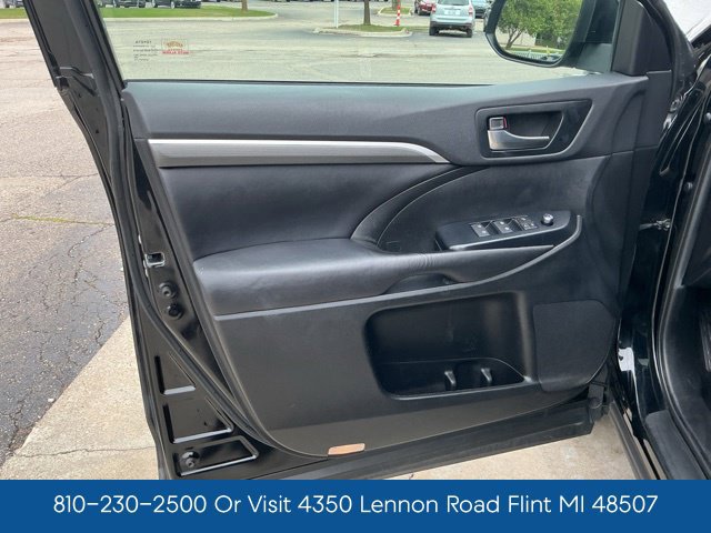 Used 2019 Toyota Highlander SE AWD/4WD image 16