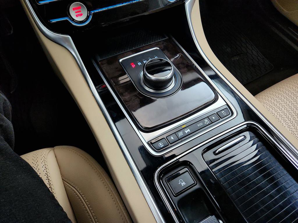 Used 2020 Jaguar XF Prestige image 18