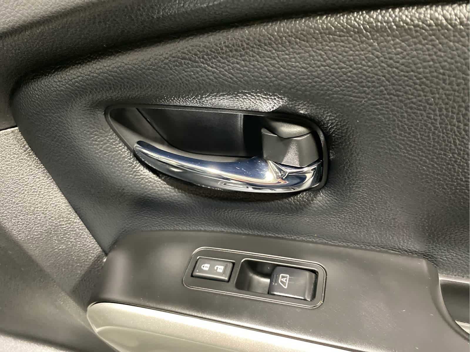 Used 2024 Nissan Titan SV w/ SV Convenience Package image 28