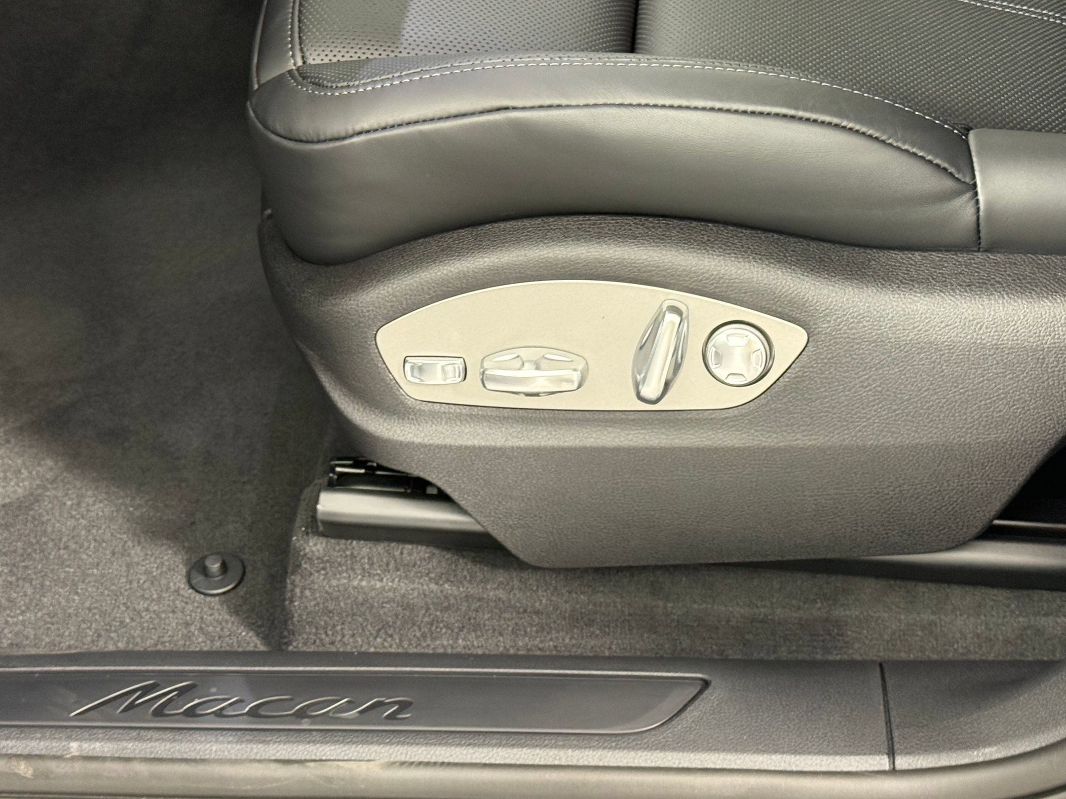Certified 2026 Porsche Macan AWD/4WD image 14