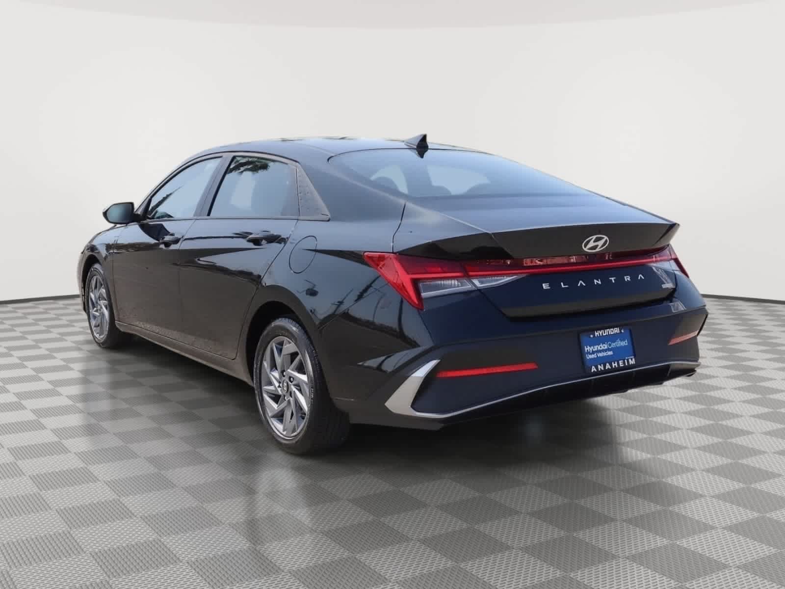 Used 2025 Hyundai Elantra Hybrid FWD image 9