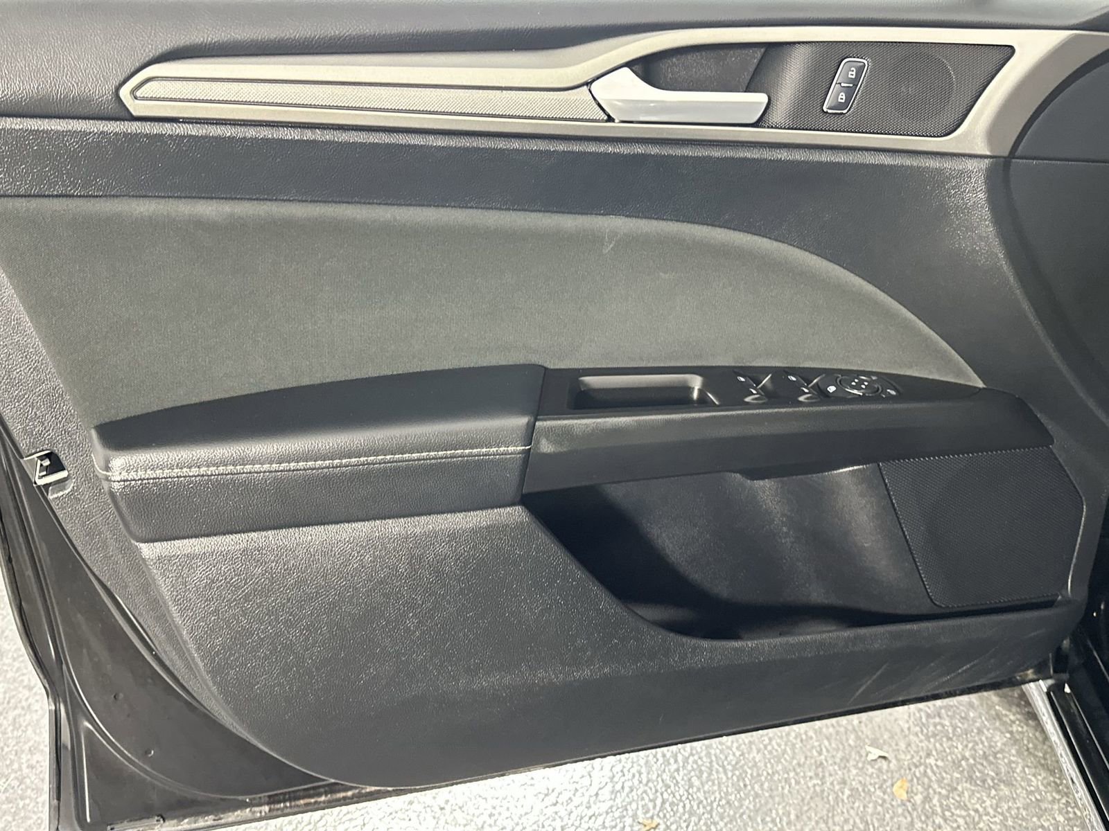 Used 2017 Ford Fusion SE w/ Fusion SE Technology Package image 29