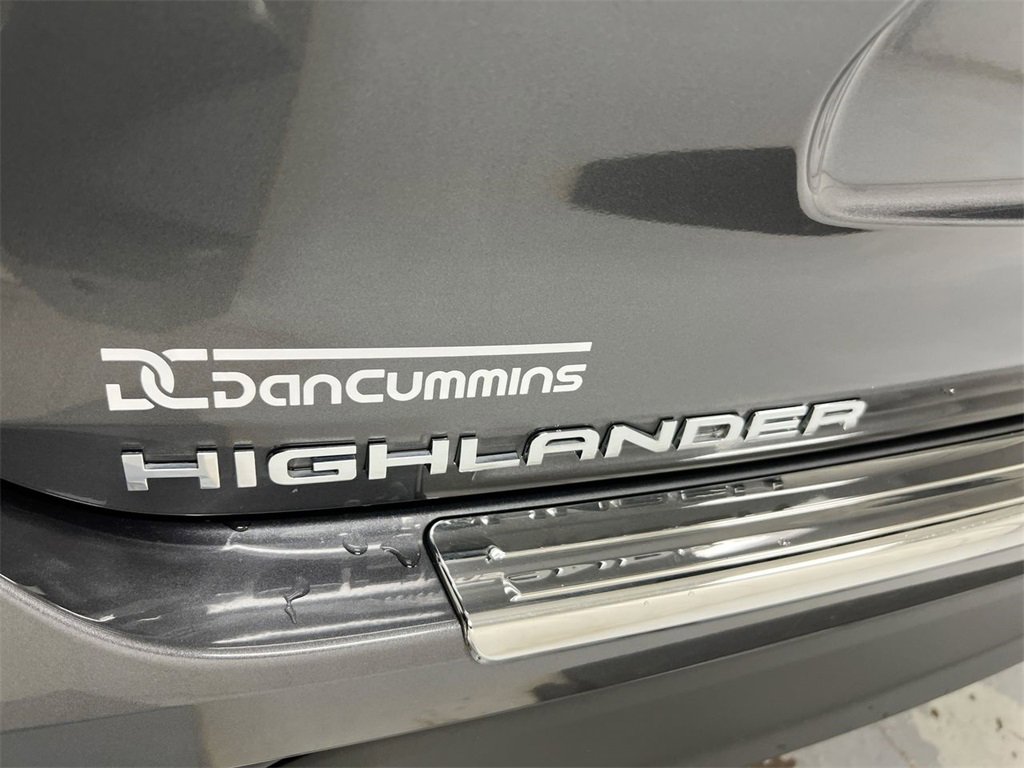 Used 2023 Toyota Highlander LE image 27
