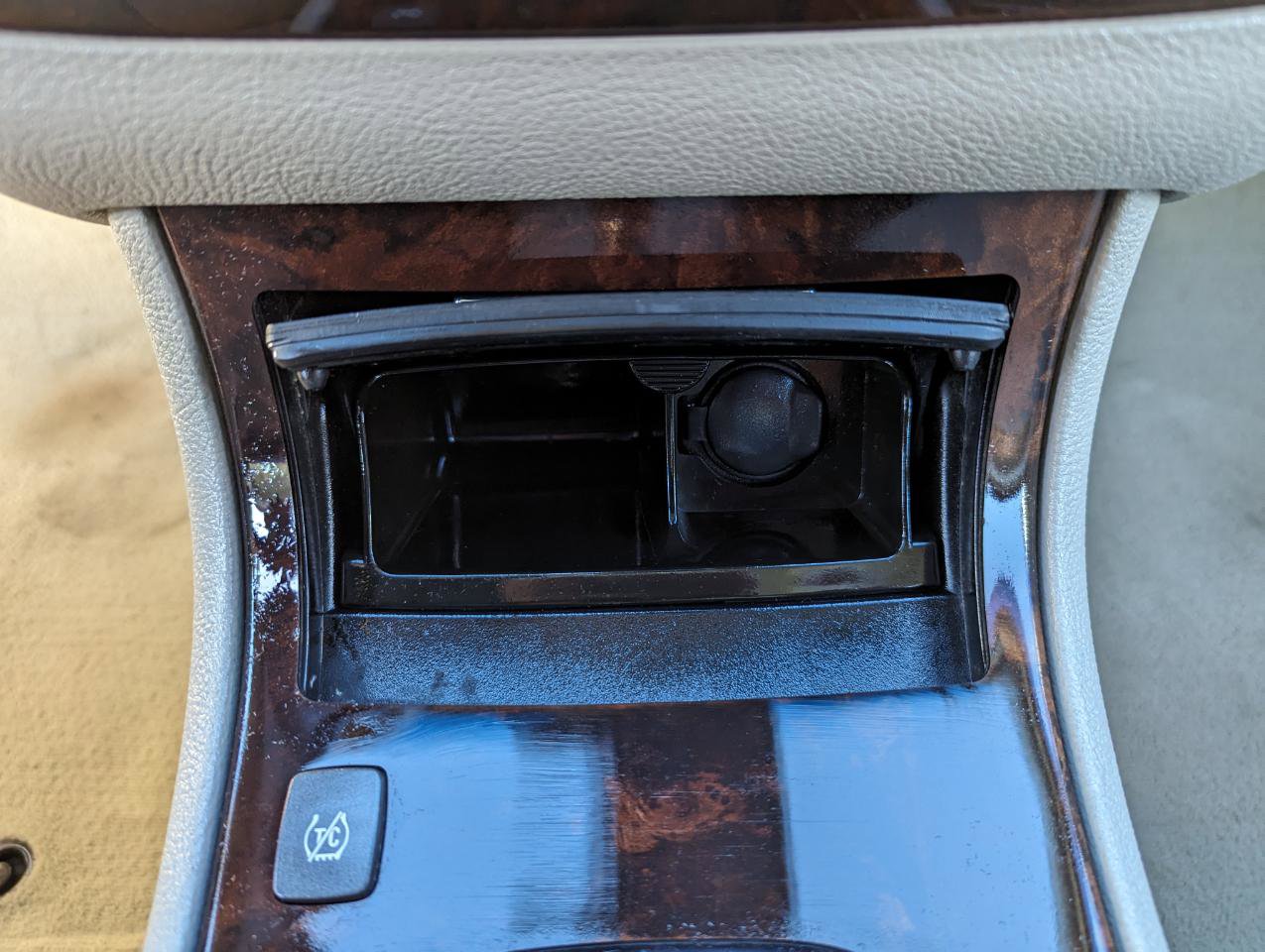 Used 2011 Cadillac DTS Premium w/ Driver Awareness Package FWD image 23