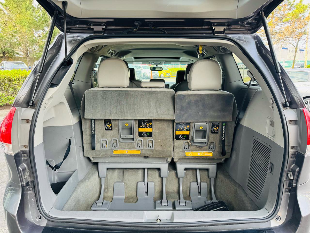 Used 2011 Toyota Sienna XLE image 22