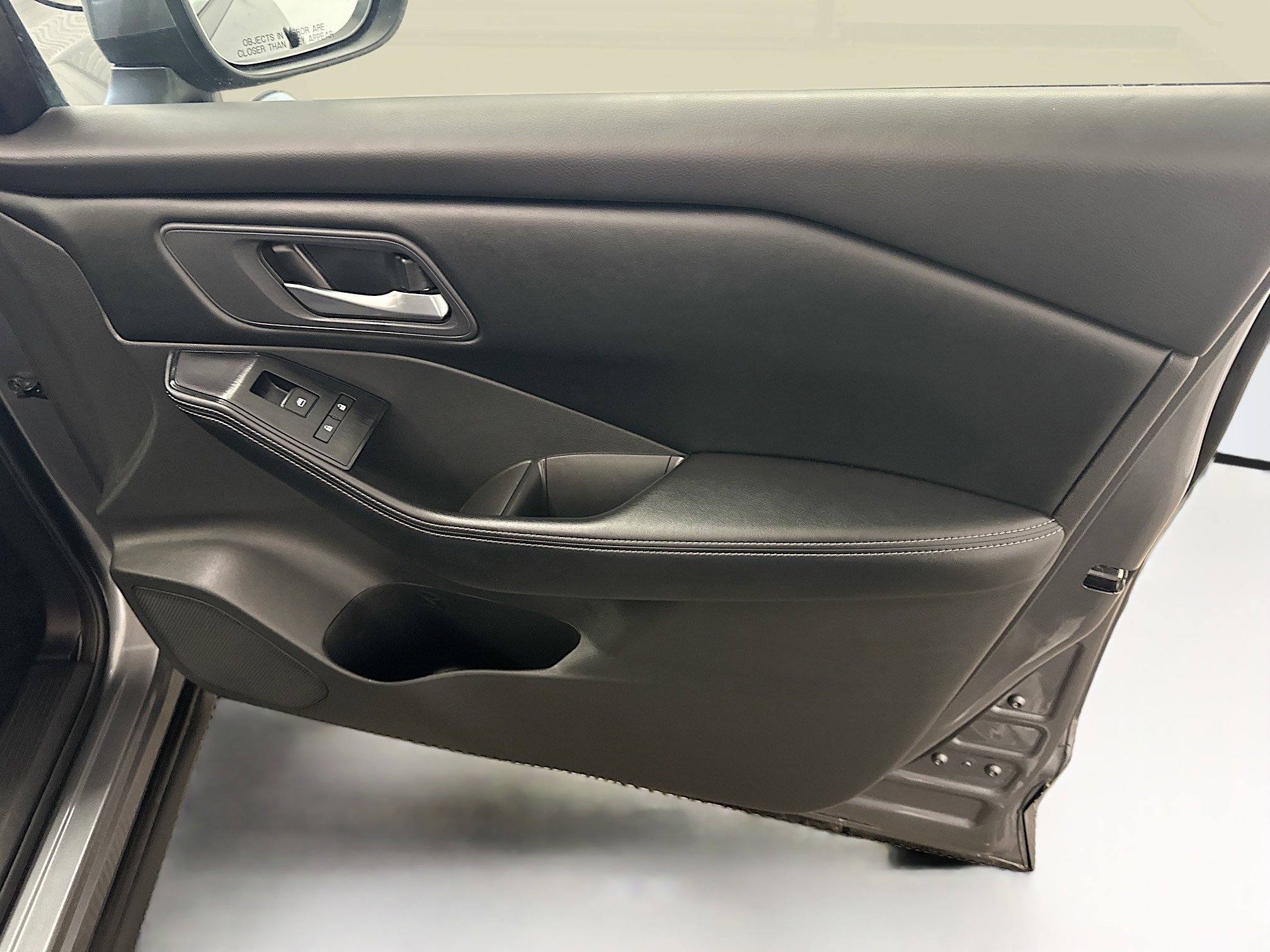 Used 2025 Nissan Rogue SV image 34