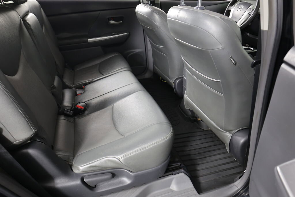 Used 2014 Toyota Prius V Two image 19