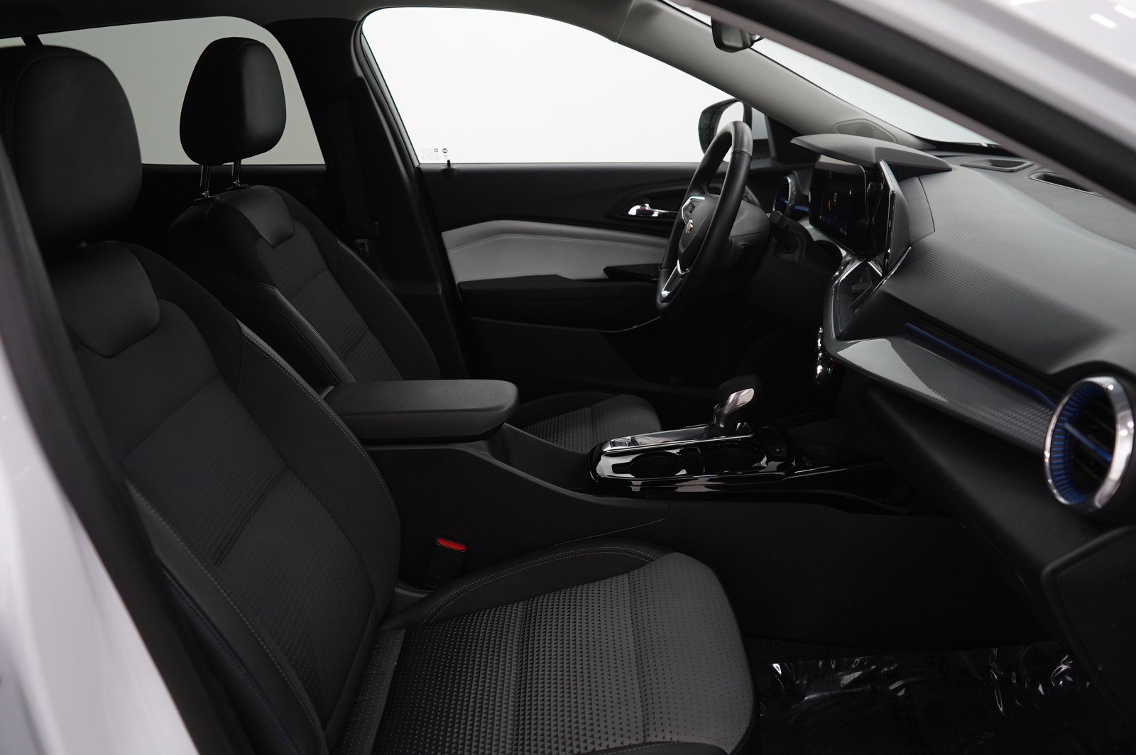 Used 2024 Chevrolet Trax LT w/ Sunroof Package image 11