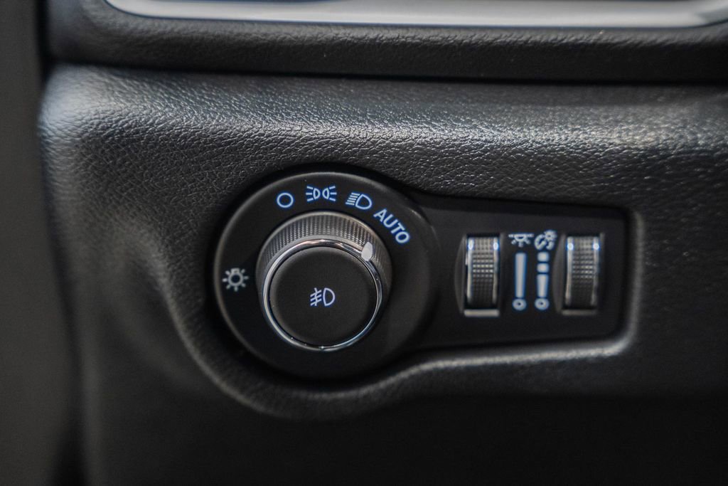 Used 2025 Chrysler Pacifica Select FWD image 43