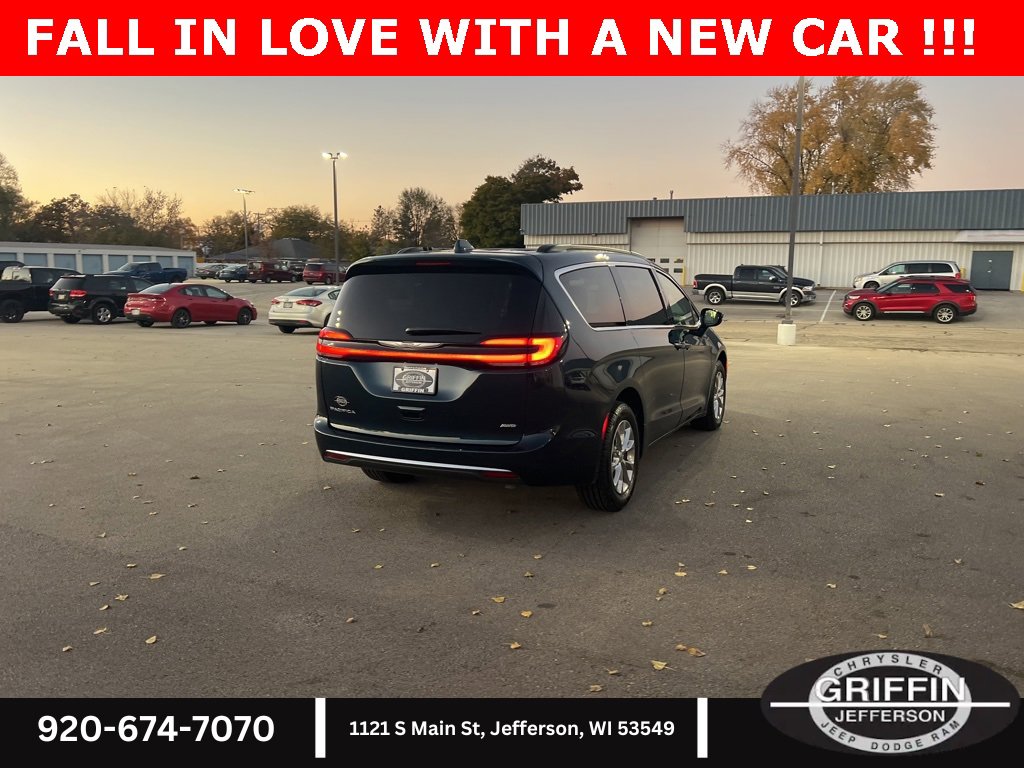 Used 2022 Chrysler Pacifica Touring-L image 11