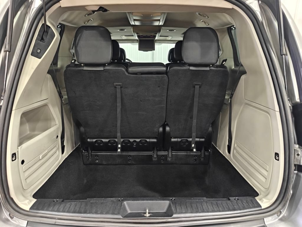 Used 2016 Chrysler Town & Country Touring-L FWD image 31