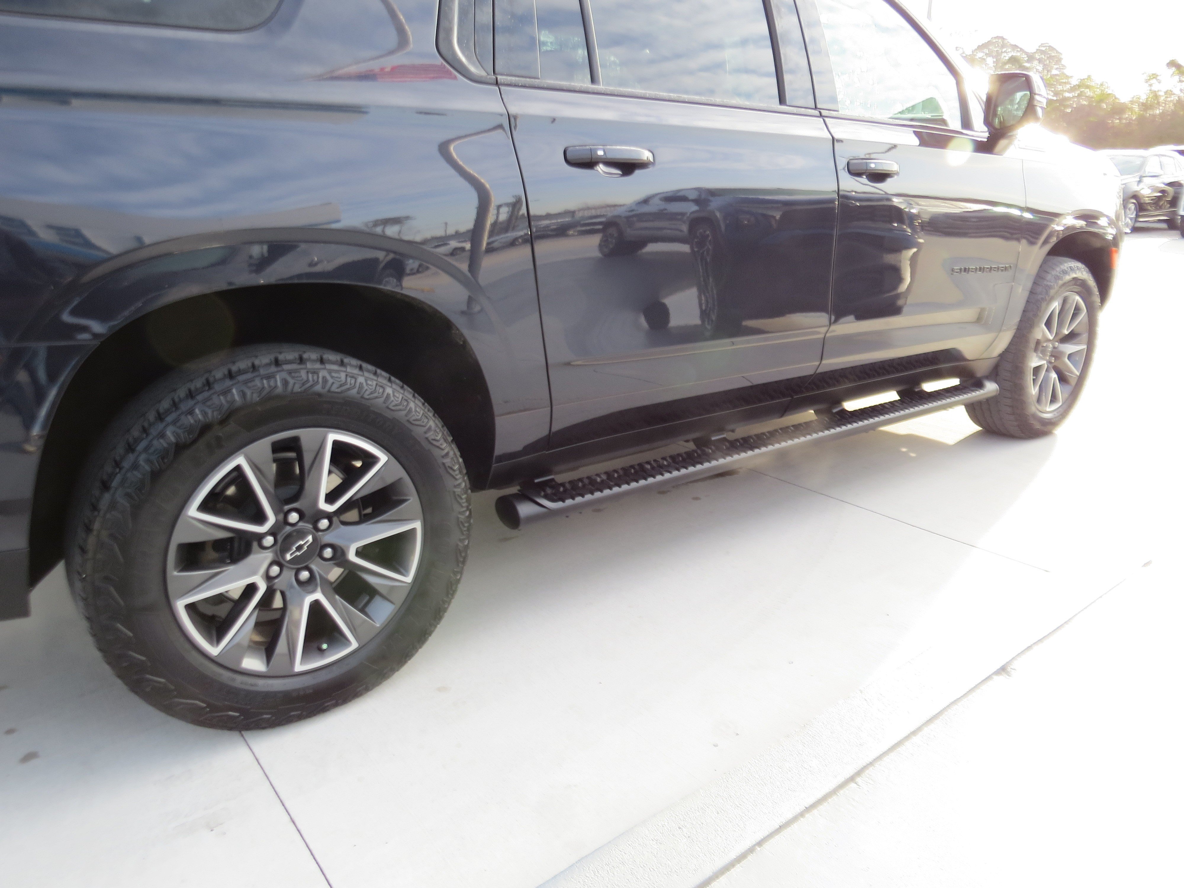 Used 2024 Chevrolet Suburban Z71 w/ Luxury Package AWD/4WD image 8