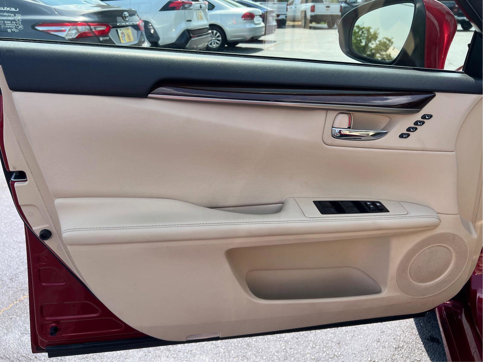Used 2015 Lexus ES 350 w/ Luxury Package FWD image 17
