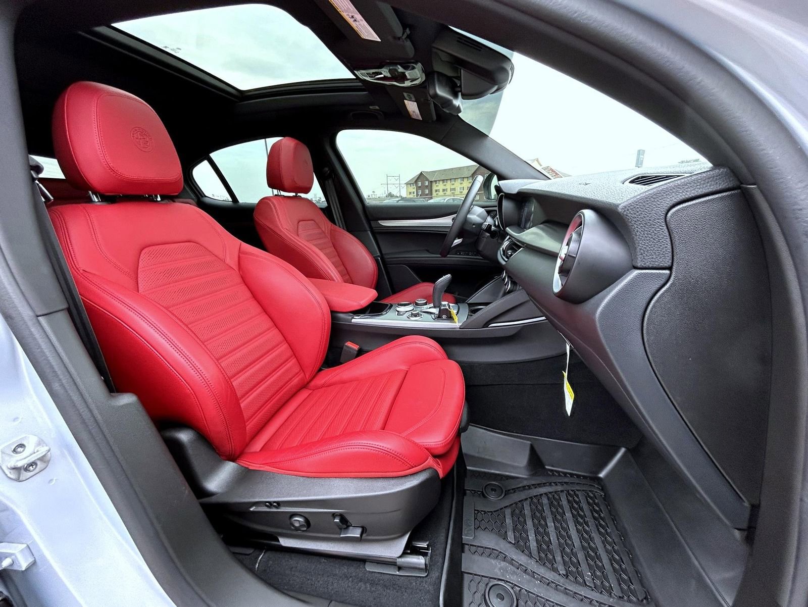 Used 2024 Alfa Romeo Stelvio Ti w/ Performance Driving Package image 15
