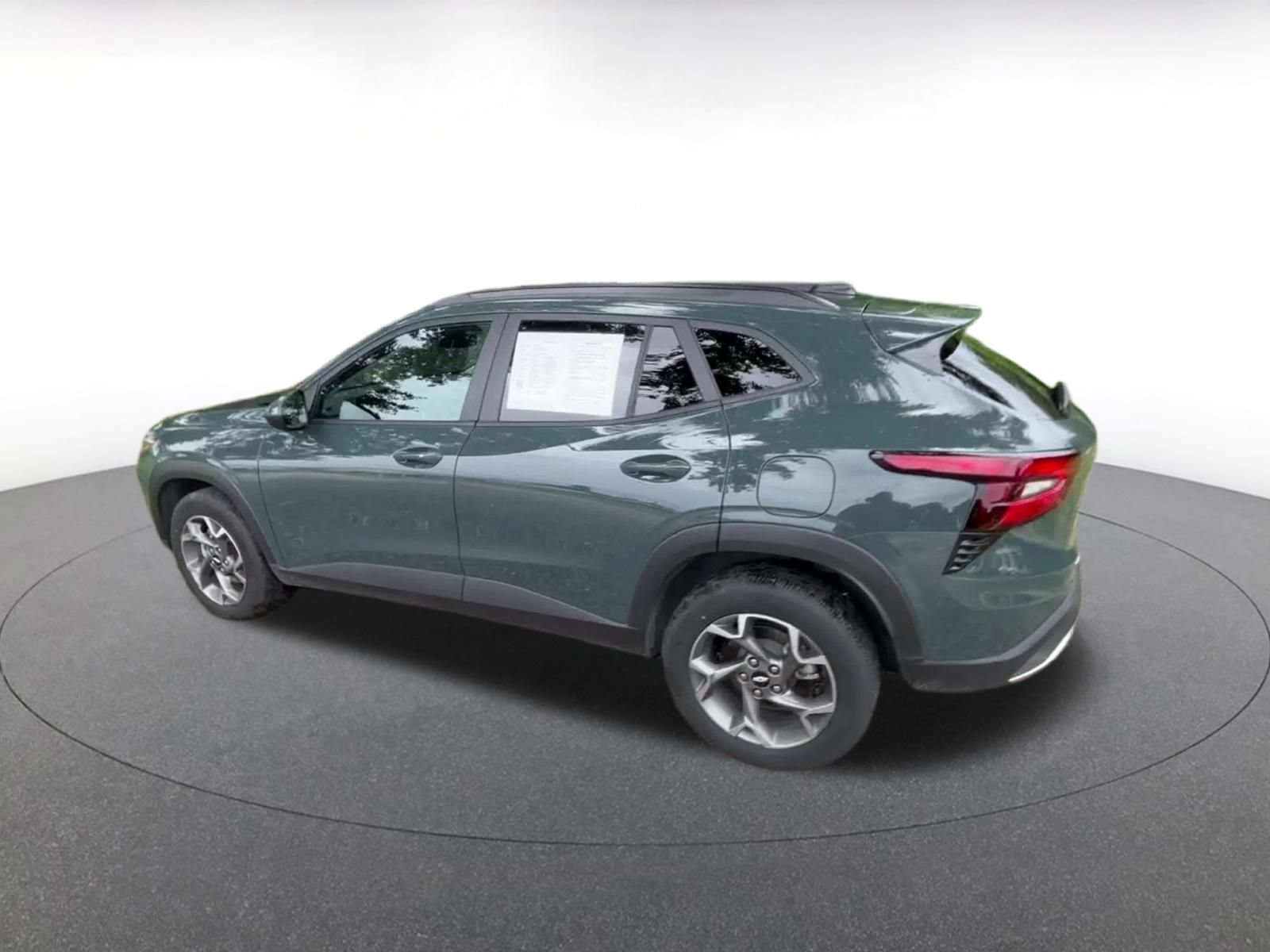Used 2025 Chevrolet Trax LT w/ LT Convenience Package FWD image 9