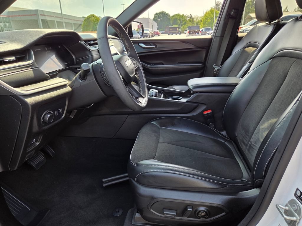 Used 2023 Jeep Grand Cherokee Altitude AWD/4WD image 4
