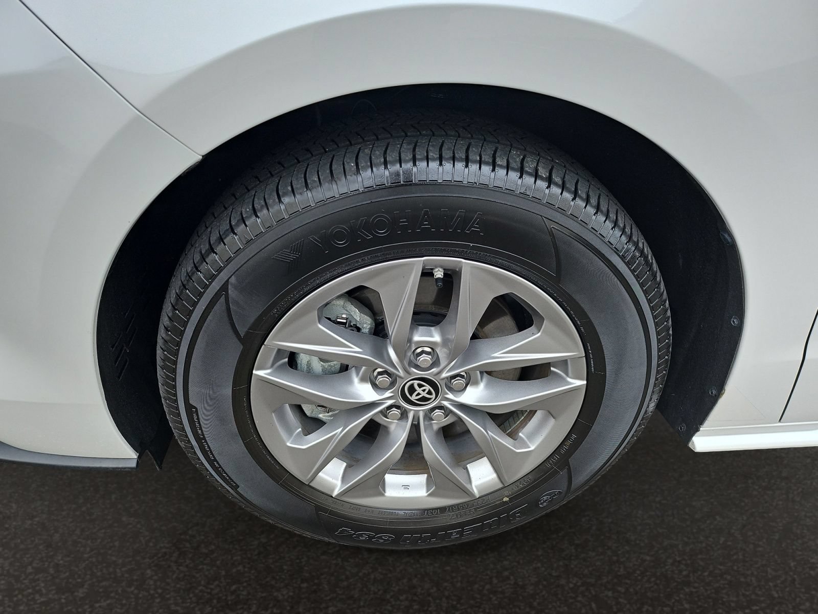 Used 2025 Toyota Sienna XLE FWD image 40