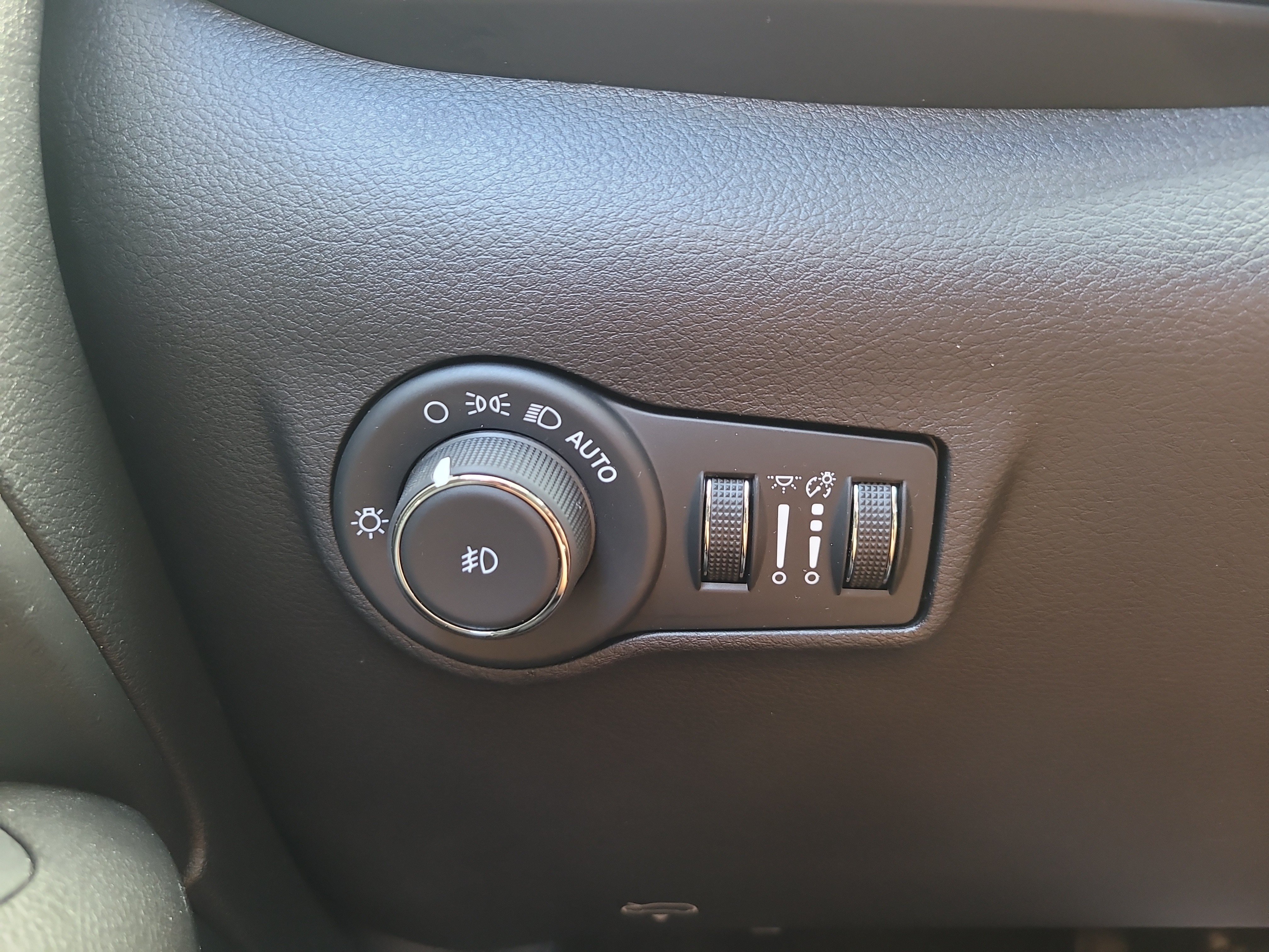 Used 2024 Jeep Compass Latitude w/ Convenience Group AWD/4WD image 31