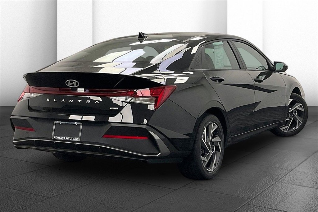 Certified 2025 Hyundai Elantra SEL image 11