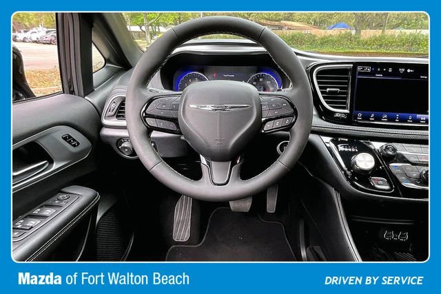 Used 2025 Chrysler Pacifica Limited image 8