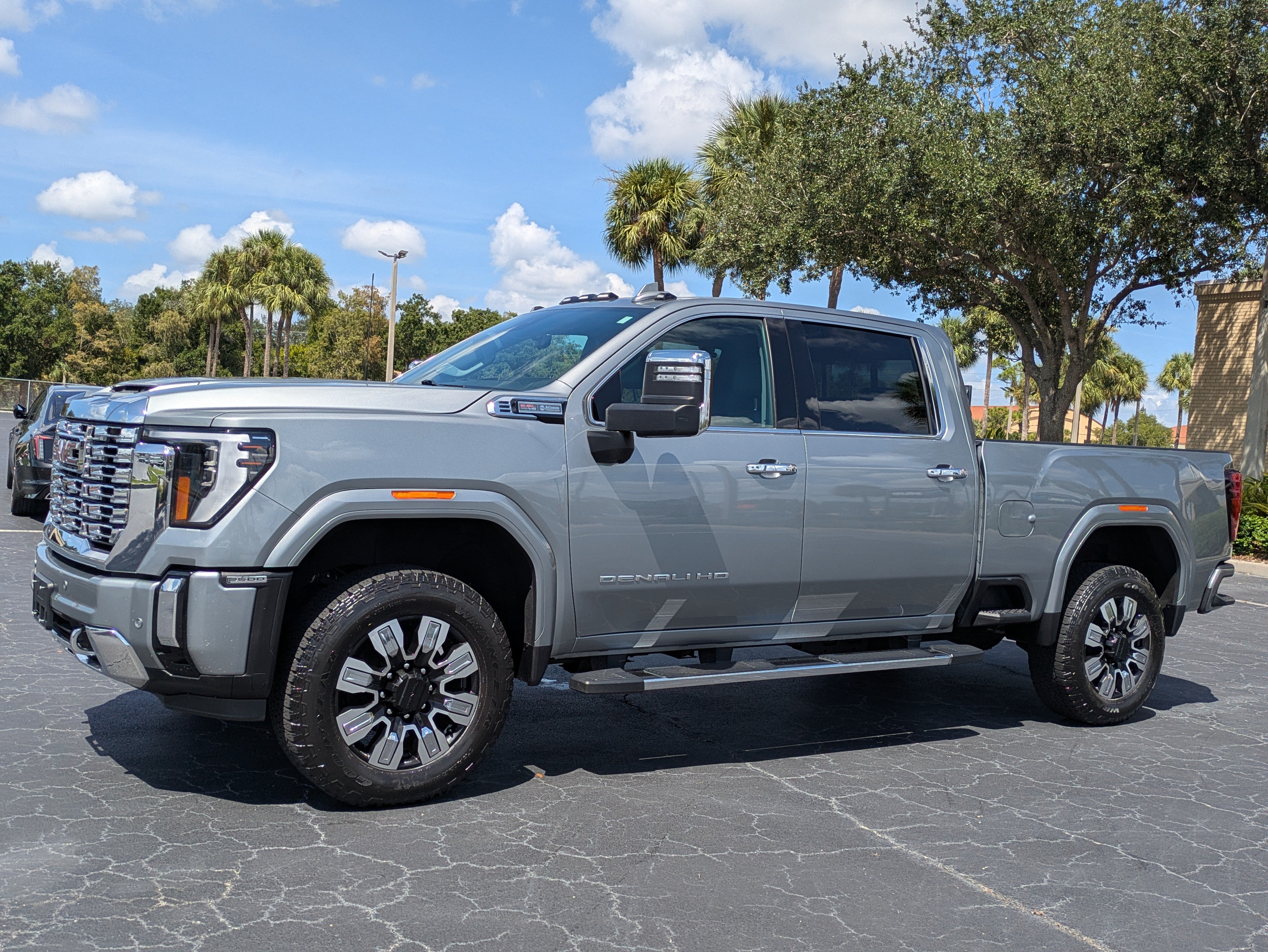 Used 2024 GMC Sierra 2500 Denali w/ Denali Reserve Package AWD/4WD image 2