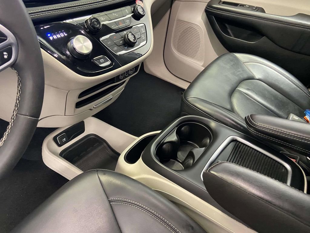 Used 2024 Chrysler Pacifica Select image 21