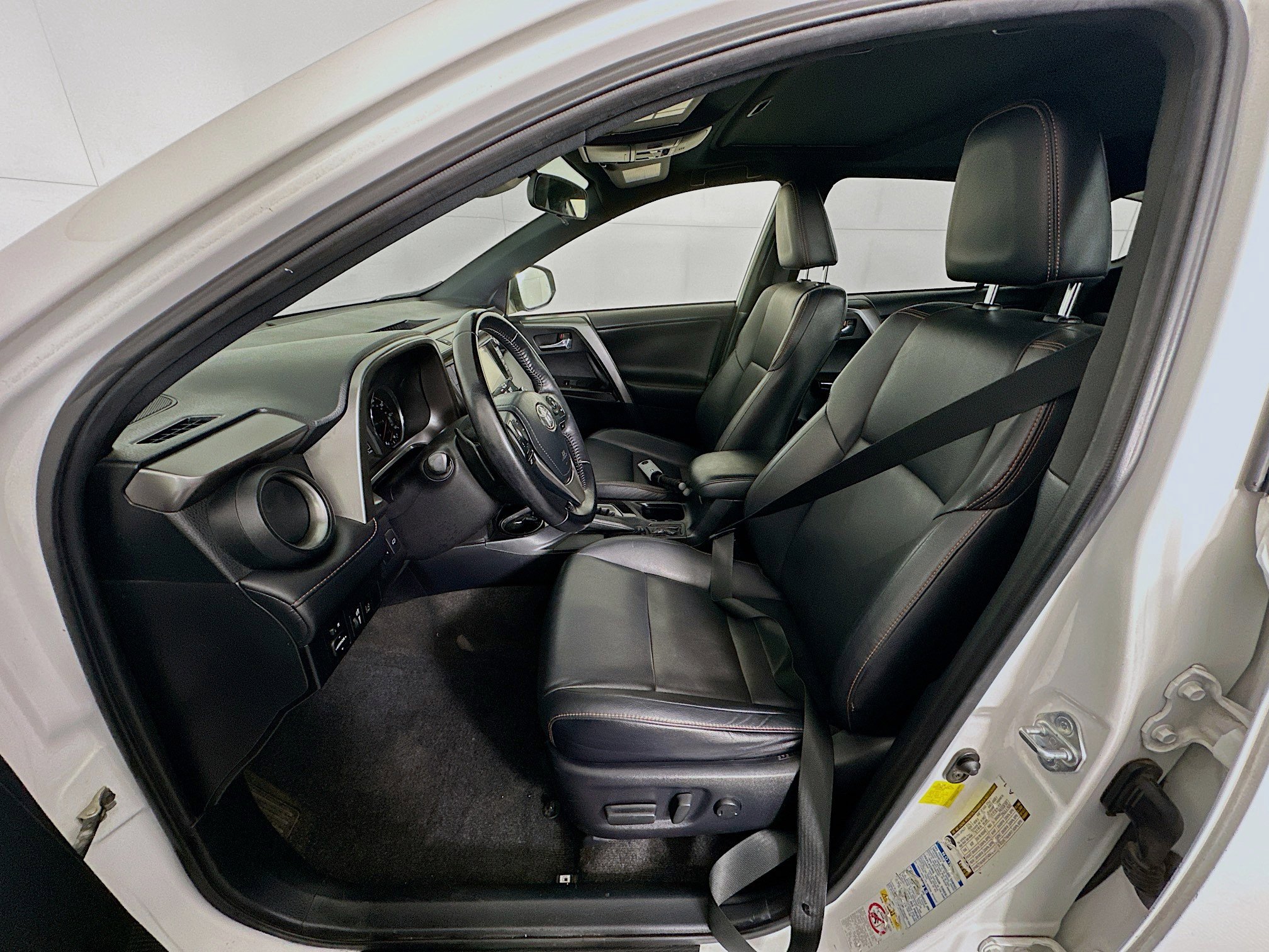 Used 2016 Toyota RAV4 SE image 13