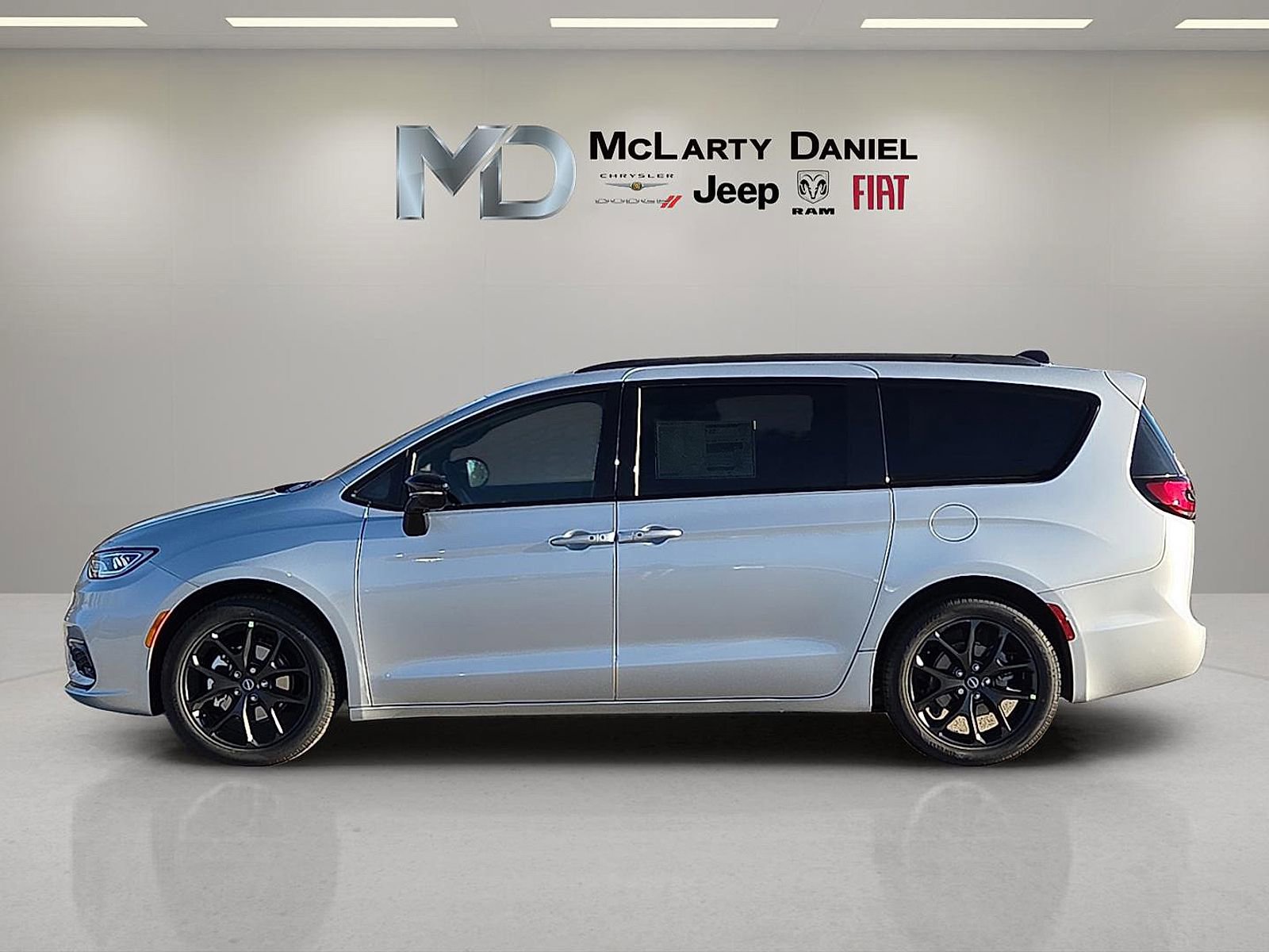 New 2026 Chrysler Pacifica Select w/ S Appearance Package image 3