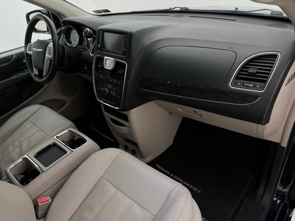 Used 2015 Chrysler Town & Country Touring image 13