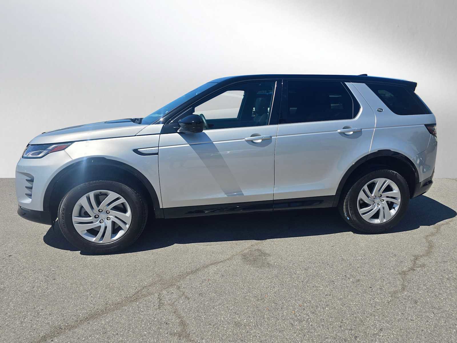 Used 2025 Land Rover Discovery Sport Dynamic SE AWD/4WD image 2