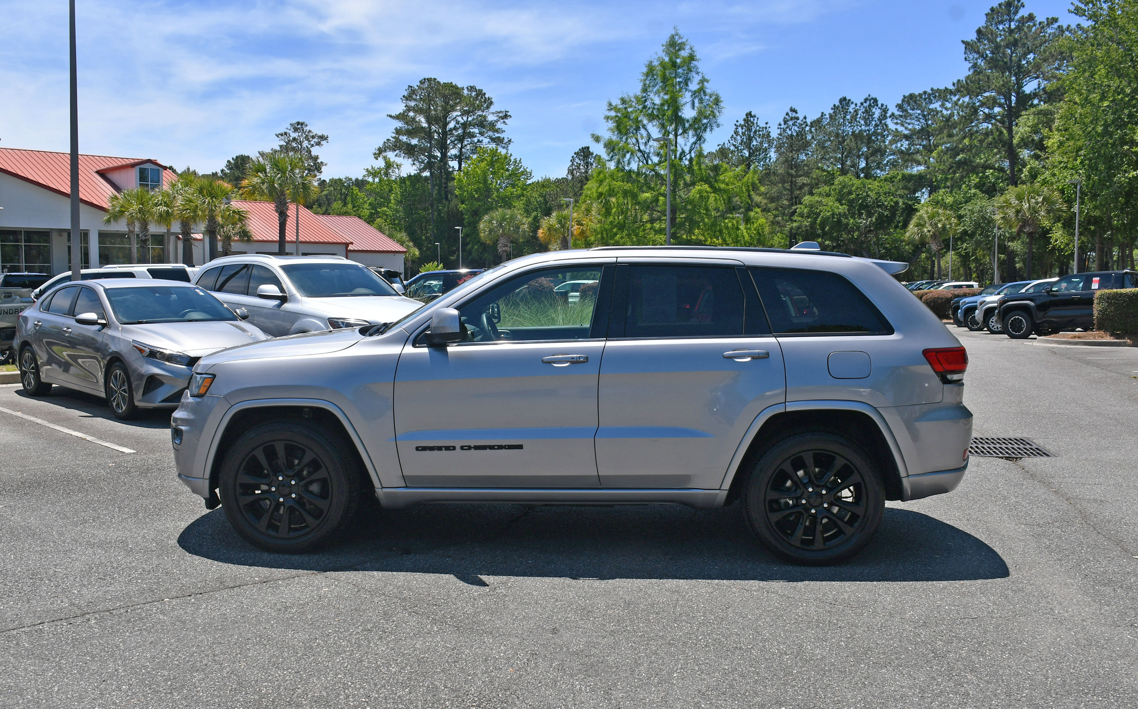 Used 2018 Jeep Grand Cherokee Altitude RWD image 2