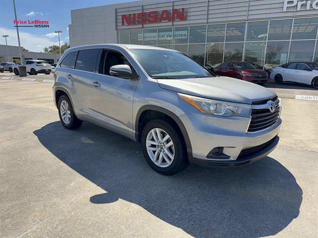 Used 2016 Toyota Highlander LE FWD image 2