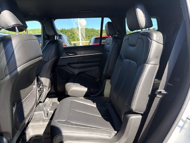 Used 2025 Jeep Grand Cherokee L Limited w/ Black Appearance Package AWD/4WD image 38
