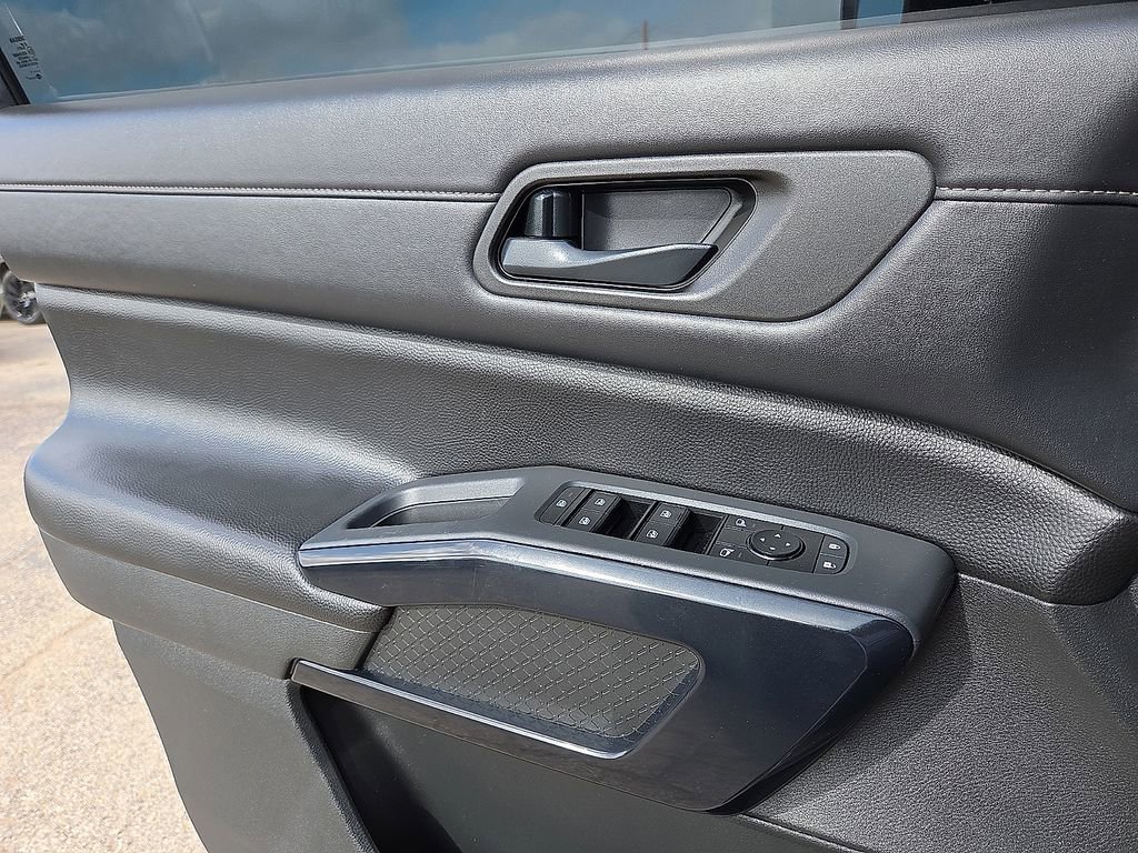 Used 2025 Nissan Pathfinder S image 17