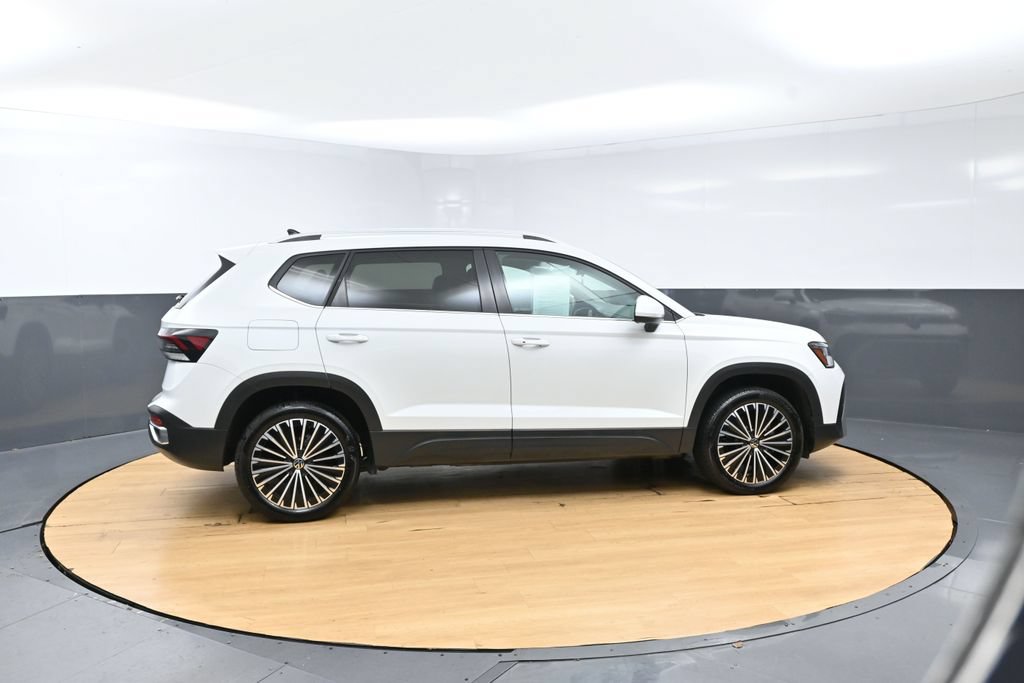 Used 2025 Volkswagen Taos SE FWD image 4