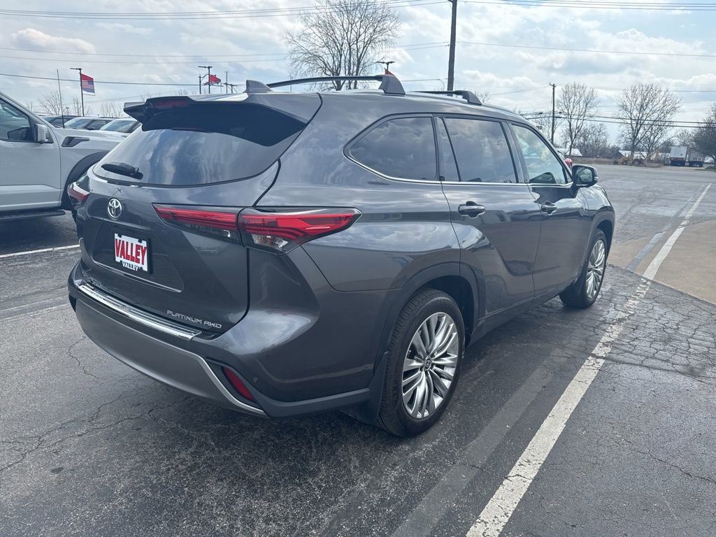 Used 2023 Toyota Highlander Platinum video 3